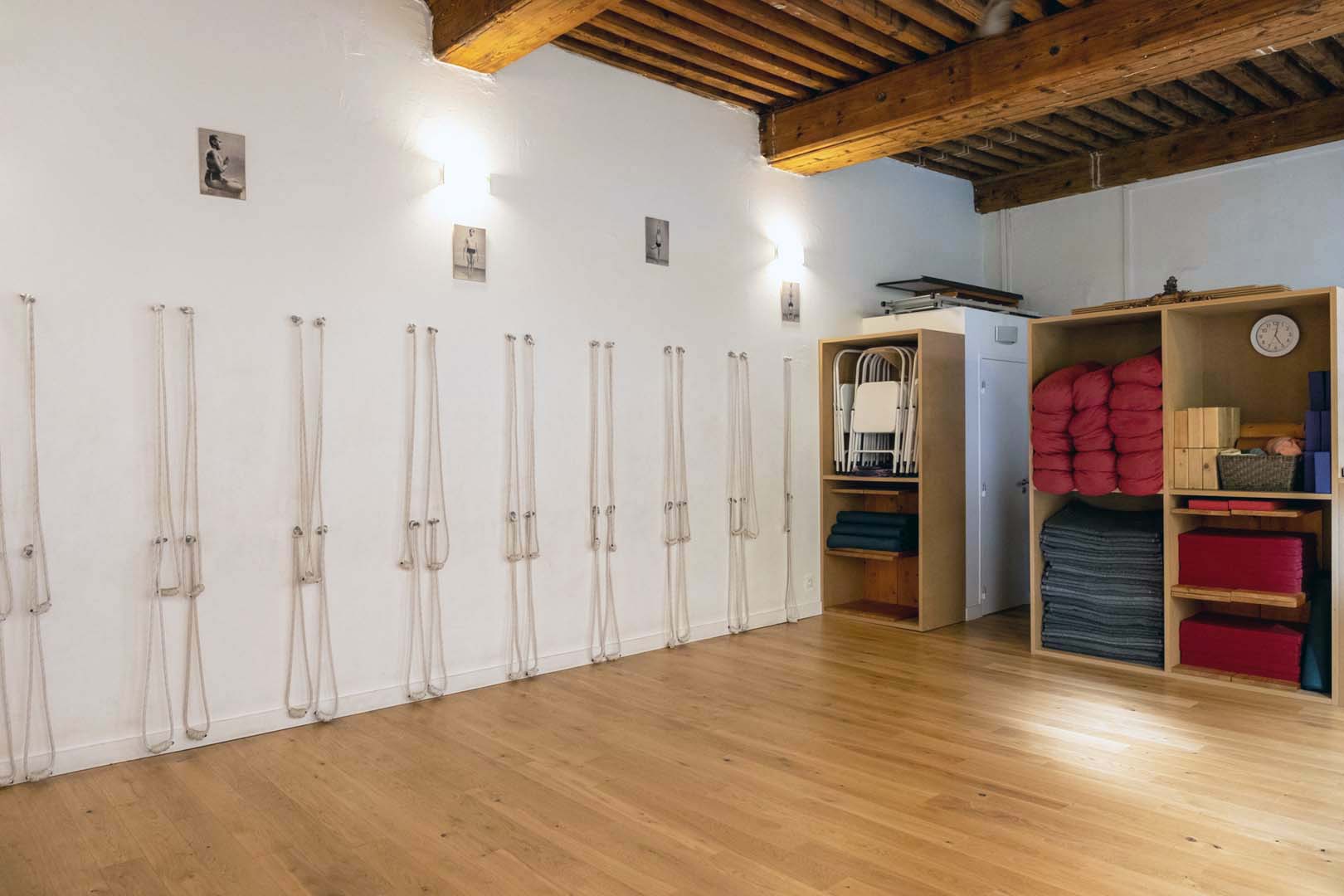 Salle entièrement équipée du Centre de Yoga Iyengar Lyon Croix-Rousse
